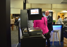 René: "We presenteren hier onze weegschaal met scheefstand-compensatie. Dit is ideaal voor marktwagens bijvoorbeeld. Door scheefstand kan men soms niet goed wegen, deze weegschaal kan zo honderden euro's per jaar schelen." 