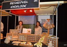 Annemarie Karman en Melissa Scholten bij Biesheuvel Knoflook. 