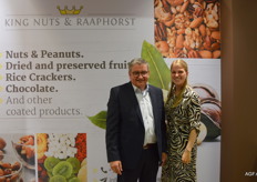 Klaas Petersen en Celine Raaphorst bij King Nuts & Raaphorst. Celine: "We staan lekker vooraan in de hal, zijn heel blij met deze plek." 