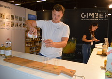 Huub Mol schenkt een nieuw glas GIMBER in: bio-gemberdrank zonder alcohol, op basis van Peruaanse bio-gember. 