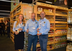 Bij Schulp Vruchtensappen presenteerden ze de nieuwe bio-sappenlijn Groentje van Schulp. Er zijn vijf varianten: Rode biet - Appel, Groentemix, Tomaat (zonder zout), Wortel - Sinaasappel, en Appel - Rabarber. Op de foto: Marie Louise Schulp, Hans de Kroon en Frederik de Koning. 