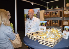 René de Zeeuw van Hoeksche Chips. Mede-oprichter Henk Scheele was te vinden in de marktkraam in de andere hal. 