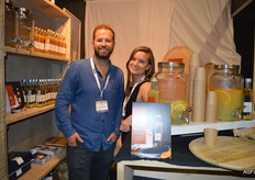 Gijs van Maasakkers en Samantha van der Lust bij G'nger. Samantha: "We gaan uit van de kracht van de ingrediënten en voegen dus geen suikers toe aan ons gembersap. We geloven in de puurheid van gember."  