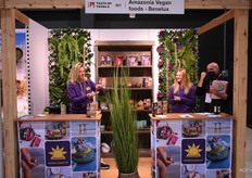 De enthousiaste meiden van Amazonia Vegan Foods hielpen menig vermoeide beursganger aan een vegan, proteine powersnack, Delphine Gryp en Cloe Vanhoutten.