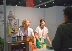 Julie D'heygere van Think Tomato staat samen met partner en vrienden Félicie Mehuys van boers. Julie heeft altijd al een passie voor koken gehad en met name het bereiden van pasta's pakte ze uitvoerig aan. Totdat haar zoontje werd geboren. Toen had ze daar niet zo veel tijd meer voor. Jammer, want het alternatief uit de supermarkt was een stuk minder lekker. Zo ontstond het idee voor Think Tomato, ambachtelijk bereidde pastasauzen, alvast bereid, zodat de consument daar zelf niet zo lang mee bezig hoeft te zijn. 