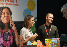Anneleen Van Meervenne en Antoine Roba van Kriket staan op de beurs met maaltijdrepen vol biologische noten, zaden en vruchten.
