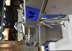 Zoals deze: een medewerker start aan het begin van de lijn en aan het eind is hij volledig ontsmet en klaar voor de job met agf