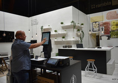 Digi Systems was present met Bjorn Geirnaert die hier enthousiast een nieuw kassasysteem demonstreert