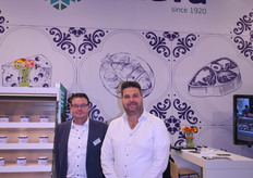 Met meer dan een eeuw aan historie heeft Smeva een passend design uitgekozen met de oer-Hollandse Delfts Blauwe inrichting van de stand waar Frank Staats en Robert Derks de beursganger opfrissen met info over hun producten.