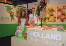 Jacqueline Fokker en Paul van den Berg van Holland Agri Foods richten zich op de export, teelt en verwerking van AGF producten zoals uien, peen en aardappelen. Met een eigen uiensorteer- en inpak afdeling kan het bedrijf flexibel schakelen.