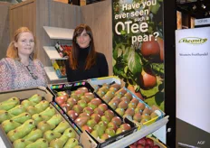 Silke Wouters en Anastasia van Wouters Fruithandel promoten de Qtee peer.