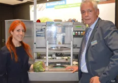 Ron van de Pavert van BrimaPack laat een folieverpakkingsmachine zien voor Brassica’s en slagewassen.