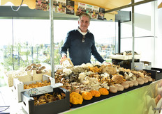 Luc van den Aker van FME had een uitgebreid paddenstoelenassortiment meegenomen. Vooraan ligt de gele trilzwam