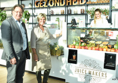 Van Gelder heeft de handen ineengeslagen met Juice Makers voor een nieuw sappenconcept. Van Gelder levert de verse ingrediënten, Juice Makers de machine en zo worden verse, gezonde en rendabele sappen toegankelijk voor alle ondernemers. Op de foto Luc Philiips en Ingeborg Brosens van Juice Makers
