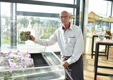 Bij het weggaan voor iedereen een zakje indoor sla van kok Nick Slingerland