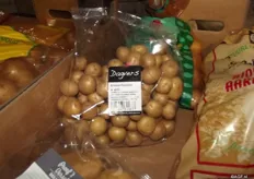 Hans Geling zegt dat er inderdaad vraag is naar aardappelen met schil. Hier hebben ze dan ook verschillende producten voor. Geschilde aardappelen in klein en groot verpakking, maar ook de krieltjes met schil. Hij is van mening dat het eerder een extra markt is dan dat deze soort het over gaat nemen. Ook in de verwerkte industrie in klein en groot verpakking zie je aardappel met schil producten en wordt er vaak gewerkt met kruiden.
