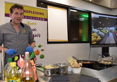 Job Struijk is docent bij de nieuwe SVO vakopleiding Food in Houten en maakt een plant based hot dog met een gepelkelde, gedroogde, gerookte en gebakken wortel