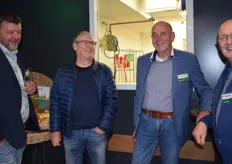 Een onderonsje van Marcel Dijkema (Elkedagversss) met pensionado Lex Ebbinge en Bertus Korver en Frans Bolder van Postuma AGF