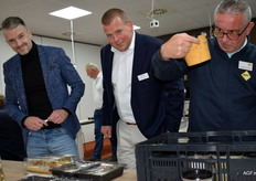 Bedrijfsadviseur van ADN Andrea Paffarini helpt Roel Botden (Normec Foodcare) Gerjo Vijge (Vers Alert) bij het keuren van producten voor de bekroning tot product van het jaar