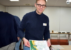 Commercieel manager ADN Bram Rijkers laat de oorkonde zien die de producten kunnen verdienen