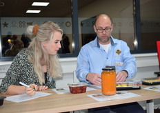 Marjon Kranenburg (Willem Dijk AGF) en Frederik de Koning (Schulp) keuren  het aspect uitstraling 
