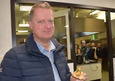 Frans van der Polder proeft een broodje knakwortel, sinds een week is hij aan de slag bij Marco Vreugdenhil die binnenkort een nieuwe zaak gaat openen in Rotterdam 
