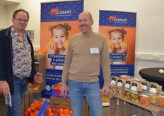 Marco Bouwmeester met oud-collega groenteman Evert Pross, die nu als vertegenwoordiger voor Willem Dijk AGF aan de slag is en dat bevalt prima