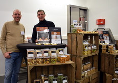 Evert Pross en Richard van der Helm van Willem Dijk AGF met de nootjes Van Willem een sterk groeiende aanvulling voor de AGF-speciaalzaak