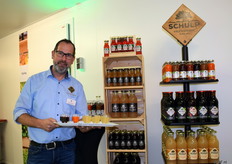 Jaap van Pijkeren van Schulp laat de nieuwe groentesappen proeven