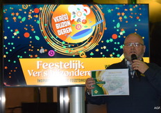 Christ Manders toont het certificaat voor het bekroonde product, alle deelnemers krijgen er een