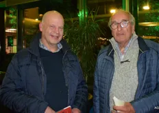 Trouwe bezoekers Hans Camman en Henk Hofland maken een praatje