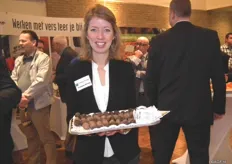 Marjolein Okkinga van Vroegop Windig presenteert dadels met chocolade