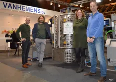 Maikel van Wiggen, Wim van der Meulen, Natasja Boekel en Jan Willem Leijenhorst van Jasa Packaging bij de Jasa Hybride, een verpakkingsmachine voor gecoat papier en standaard folie oplossingen.