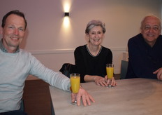 Gerald Morsens (Grensland Zuivel) en Marc en Bea Aper van Bossuyt Shop Interieurs dat onlangs Lemmens Winkelinrichting overnam