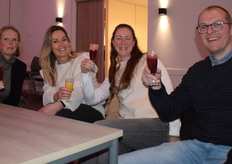 Frank Zwaan met de 3-M-en: Marcia, Marianne en Marijke van De Vitaminebron 