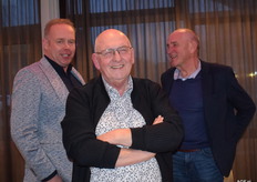 Frans Bolder keert Erik Postuma en Bertus Korver de rug toe als zij positief over hem roddelen