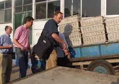 Twee werknemers doen erg moeilijk om een karretje weg te krijgen. Jan Bakker zag de oplossing: de grote steen voor het wiel weghalen.