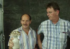 Richard Peffer (Prochamp) en Kees van der Kroon (Walkro) bewonderen de fraaie enoki's.