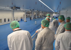 Bezoekers kijken geboeid toe hoe de laatste goederen van de dag de deur uitgaan. 