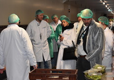 Uitgerust met headset, witte jas en haarnetje togen de bezoekers door het moderne en grotendeels geautomatiseerde bedrijfspand