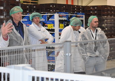 Bezoekers vergapen zich aan het vrijwel volledig geautomatiseerde magazijn van Van Gelder