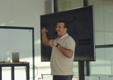 Najib Amhali zweept het publiek nog maar eens op