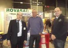 Rudy van Haesebrouck van Rovasac in gesprek met bezoekers Eddy Meindertsma en Jurjen Meindertsma van Meindertsma zakkennaaimachines.