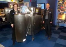 Annelies Landzaat en Luc van Buynder van Urschel International bij de E translicer. Ditis een V-bandsnijmachine voor efficiënte en uitzonderlijke engineering.