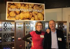 Vader en dochter. Julie en Jan Wouters van WDM bij hun aardappelautomaat die ze aan veel telers leveren.