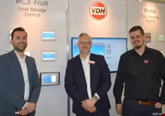 Frank Nauta, Jacco Smid en Ralf Smit van VDH Products. Het bedrijf maakt controlesystemen voor de bewaring en rijping van fruit. Nieuw is een bedieningspaneel in 7 inch uitvoering en een layout in VDH Stijl. (zie volgende foto)