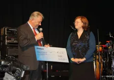 Cheque van 10.000 voor het project Conpapas wordt overhandigd Sabine de Bethune