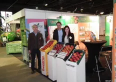 Josi Vanmuysen, Nicole Dirkx en Sjaak Walraven van Boomkwekerij Henri Fleuren hadden een nieuw Biologisch appelras NATYRA.