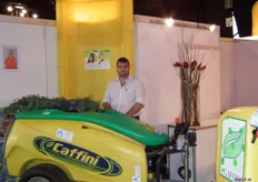 "Kris Franssens van Agroco Machinery met hun "Driftstopper" van Caffini. Een scherm wat gemonteerd wordt op de spuitmachine en zo de spuitmiddelen binnen de bomenrij houdt en terugopvangt in het reservoir"