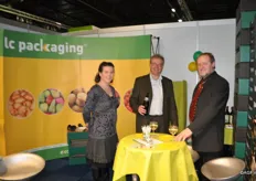 Het Belgische team van LC Packaging: Kelly Indeherberge, Willy Gorissen en klant Jos der Wael.